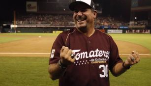 Gil celebra un triunfo de los Tomateros