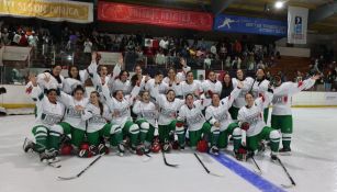 Selección Mexicana de Hockey Femenil luego de ganar la medalla de bronce