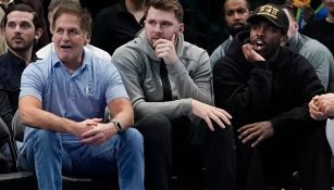 El dueño del equipo Mark Cuban junto a Doncic e Irving