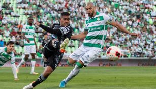 Matheus Dória y Erick Sánchez disputando un balón en un Santos vs Pachuca en el TSM