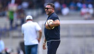 Antonio Mohamed en la zona técnica en el Pumas vs San Luis