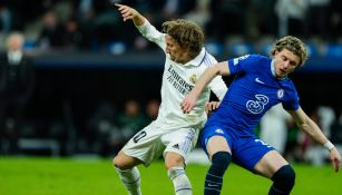 Modric protege el balón ante el acoso defensivo