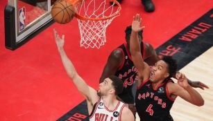 Zach LaVine vence a Scottie Barnes rumbo al canasto