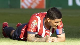 Guzmán sobre el césped en partido contra el Necaxa