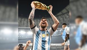 Messi con el trofeo de campeón del mundo en Qatar 2022