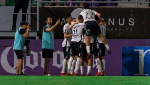 Jugadores de Tijuana celebran una anotación