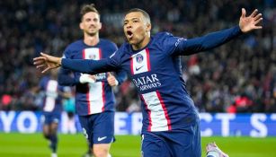 Mbappé festeja el primer gol del partido