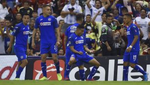 Cruz Azul festejando la victoria 5-2 en el Apertura 2019 en Estadio Azteca