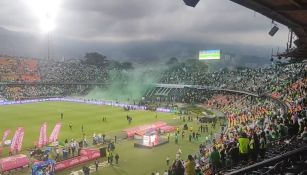 La barra de Atlético Nacional y la policía se enfrentaron al interior del recinto