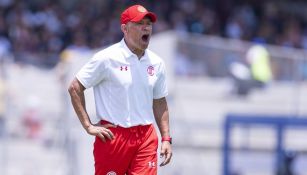 Ignacio Ambriz molesto en la derrota de Toluca ante Pumas