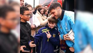 Santi Giménez con un pequeño aficionado del Feyenoord