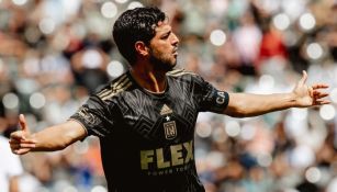 Carlos Vela festejando uno de sus goles ante el LA Galaxy