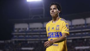 Tigres: El oso de Diego Lainez durante un calentamiento que provoca las risas de sus compañeros