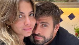 La pareja se toma una selfie