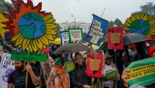 Personas manifestándose por el Día de la Tierra