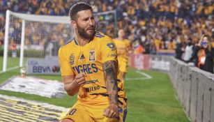 Gignac cantó "Ella Baila Sola" durante entrenamiento con los felinos