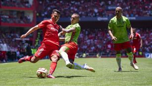 Adrián Mora barriendo a Sebastián Saucedo en el Toluca vs Juárez