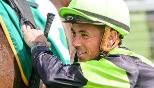 Dean Holland junto a su caballo en una carrera