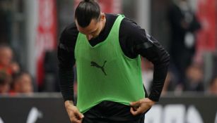 Zlatan Ibrahimovic durante el calentamiento donde se lesionó