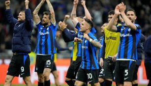 Los jugadores celebran el pase con la afición