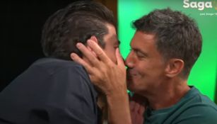 El Burro Van Rankin y Juan Carlos Gabriel de Anda se dieron un apasionado beso en programa 
