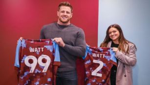 JJ Watt y Kealia Watt con el jersey del Burnley