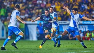 Gignac intentando un tiro en el duelo ante Puebla