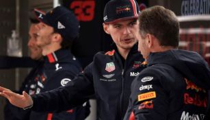 Max Verstappen discute sobre la estrategia en Red Bull