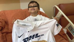 Max presumiendo la playera autografiada por los Pumas