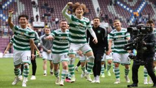 Jugadores de Celtic celebran el título