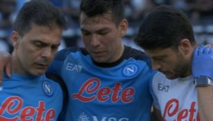 Lozano tuvo que ser auxiliado para salir del campo