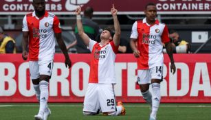 Santiago Giménez celebrando su doblete ante el Excelsior