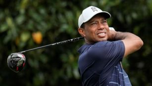 Woods observa su tiro con el driver