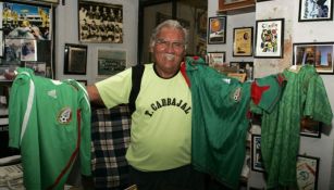 Carbajal posa con playeras de la Selección Mexicana