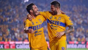 Vigón y Gignac en celebración de gol