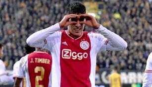 Edson Álvarez en un partido del Ajax