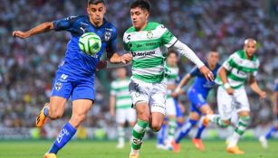 Berterame y Campos pelean por la pelota durante el partido de Ida