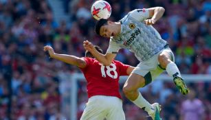 Raúl Jiménez peina el balón ante el Manchester United