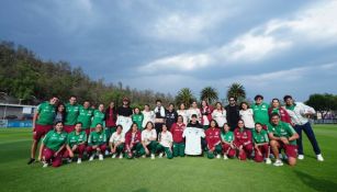 Equipo y cuerpo técnico posan con la banda