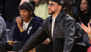 Bad Bunny durante el partido de los Lakers vs Warriors