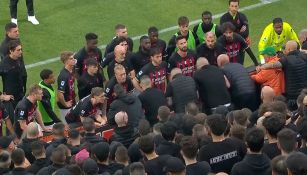 Futbolistas del Milán hablando con la afición