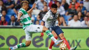 Emerson Rodríguez y Jesús Gallardo disputando un balón