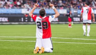 Santiago Giménez festeja un gol 