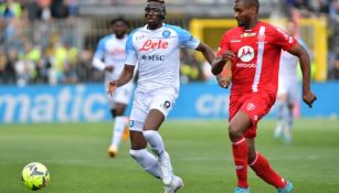 Victor Osimhen pelea por el balón durante el partido