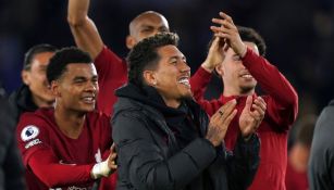 Firmino sonríe junto a sus compañeros