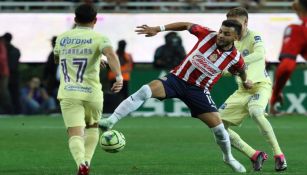 Alexis Vega pelea el balón con Emilio Lara