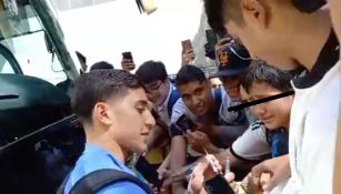 Alejandro Zendejas firmando autógrafos a los aficionados