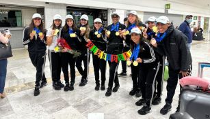 Las nadadoras fueron recibidas en el aeropuerto de la Ciudad de México