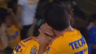 Vigón le da 'beso en la boca' a Córdova en el Tigres vs Rayados y video se hace viral 