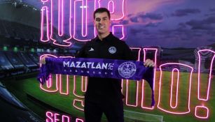 Ismael Rescalvo en su presentación con Mazatlán FC